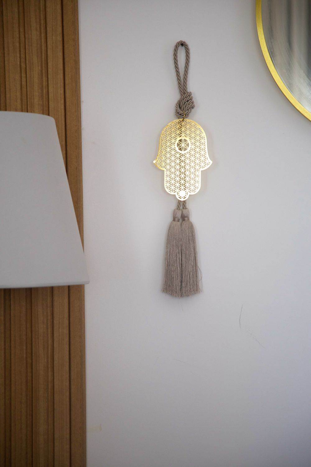 Hamsa wall hanging • Gold Hamsa • Flower of Life Hamsa • Hamsa home decor • Sacred geometry decor • Spiritual wall decor • Hamsa hand wall art • Boho wall hanging • Housewarming gift • Wedding gift • Meaningful gift • Made in Israel • Stylish Luck
חמסה לקיר • חמסה זהב • חמסת פרח החיים • חמסה מעוצבת • פרח החיים • סמלי מזל • שמירה לבית קישוט קיר • מתנה לחנוכת בית • מתנה לחתונה • אקססוריז לבית • עיצוב הבית • Stylish Luck • מיוצר בישראל