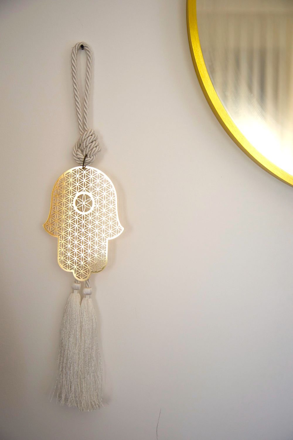 Hamsa wall hanging • Gold Hamsa • Flower of Life Hamsa • Hamsa home decor • Sacred geometry decor • Spiritual wall decor • Hamsa hand wall art • Boho wall hanging • Housewarming gift • Wedding gift • Meaningful gift • Made in Israel • Stylish Luck
חמסה לקיר • חמסה זהב • חמסת פרח החיים • חמסה מעוצבת • פרח החיים • סמלי מזל • שמירה לבית קישוט קיר • מתנה לחנוכת בית • מתנה לחתונה • אקססוריז לבית • עיצוב הבית • Stylish Luck • מיוצר בישראל
