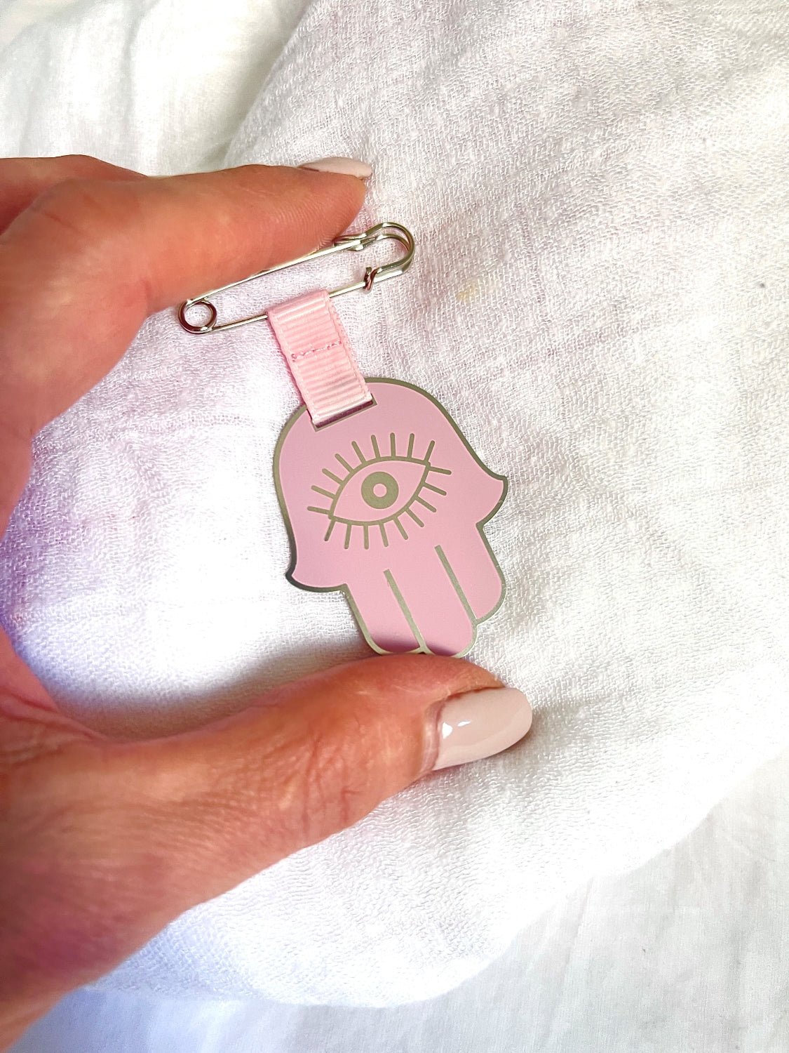 Stroller pin • Baby girl stroller pin • Hamsa pin • Pink Hamsa charm • Baby protection pin • Evil eye baby pin • Newborn protection • New baby girl gift • Baby shower gift • Pink nursery accessory • Stylish Luck • Made in Israel
סיכה לעגלה • סיכת חמסה לעגלה • סיכה לתינוקת • חמסה ורודה • שמירה לתינוקת • שמירה מעין הרע
מתנה ללידת בת • מתנה לבריתה • מתנה לאמא טרייה • סמלי שמירה • Stylish Luck •