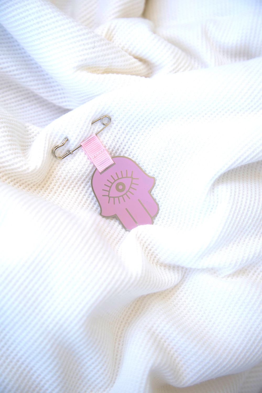 Stroller pin • Baby girl stroller pin • Hamsa pin • Pink Hamsa charm • Baby protection pin • Evil eye baby pin • Newborn protection • New baby girl gift • Baby shower gift • Pink nursery accessory • Stylish Luck • Made in Israel
סיכה לעגלה • סיכת חמסה לעגלה • סיכה לתינוקת • חמסה ורודה • שמירה לתינוקת • שמירה מעין הרע
מתנה ללידת בת • מתנה לבריתה • מתנה לאמא טרייה • סמלי שמירה • Stylish Luck •
