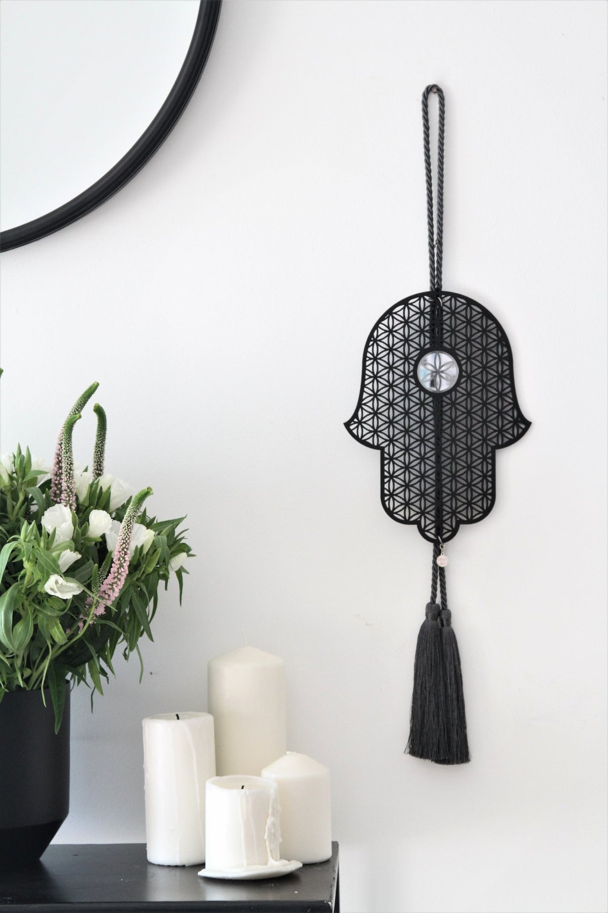 hamsa-black-flower-of-life-stylish-luck.jpg
חמסה לקיר • חמסה שחורה • חמסה מעוצבת • פרח החיים • חמסה לבית • מתנה לחנוכת בית • חמסה לתלייה • סמלי מזל • עיצוב הבית • אקססוריז לבית • חמסה מודרנית • שמירה לבית • מתנה לאישה • Stylish Luck