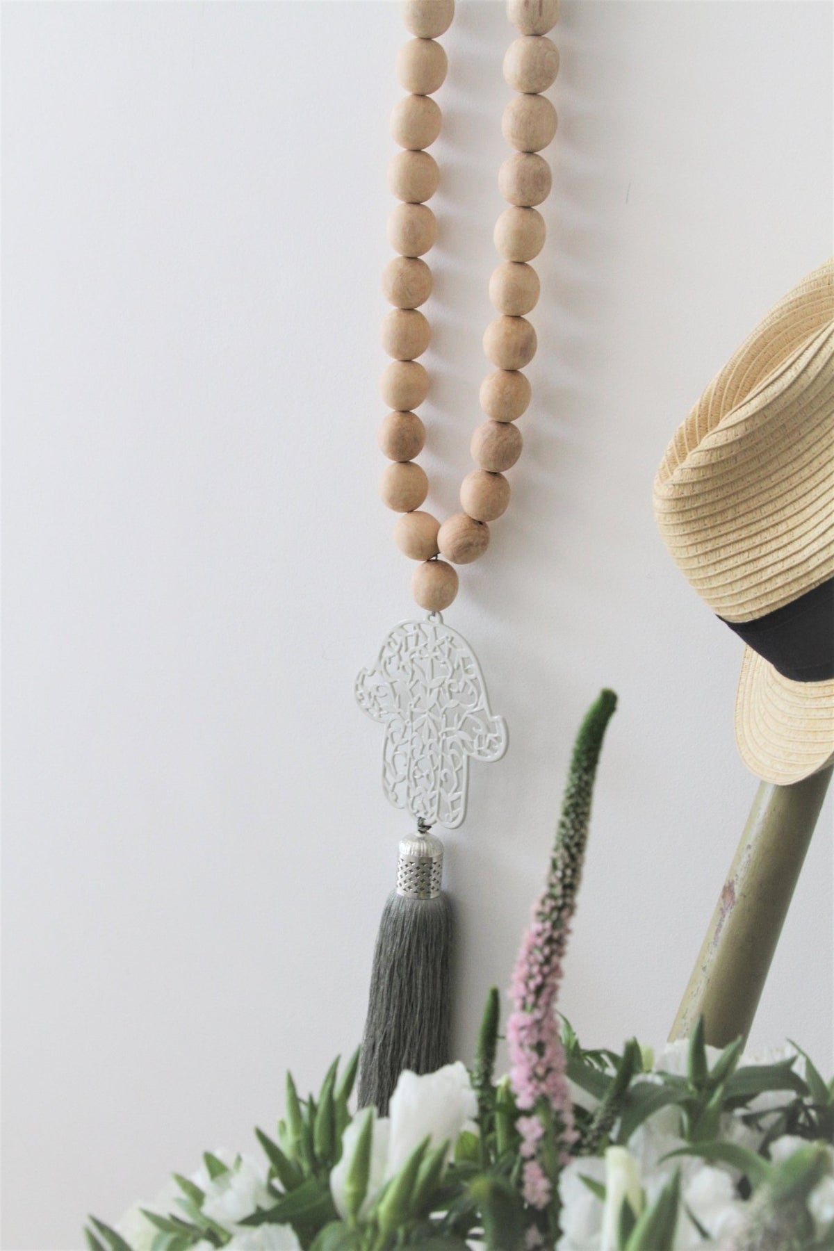 Boho hamsa wood beads strung with white cream Hamsa with sage green tassel - stylish-luck-home-decore
חמסה לקיר • חמסה כסופה • חמסה עם חרוזי עץ • חמסה מעוצבת • חמסה לתלייה • תכשיט קיר • סמלי מזל • שמירה לבית • מתנה לחנוכת בית • אקססוריז לבית • Stylish Luck • עיצוב הבית • מיוצר בישראל