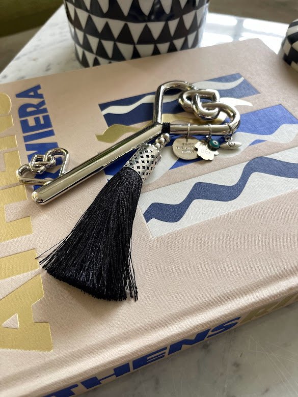 Lucky key • Decorative key • Wall hanging key • Housewarming gift • New home gift • Symbolic home decor • Spiritual home decor • Good luck charm • Boho wall decor • Meaningful gift • New beginnings gift • Made in Israel • Stylish Luck
מפתח מזל • מפתח לחנוכת בית • מפתח קישוטי • מפתח עם גדיל • סמלי מזל • שמירה לבית • מתנה לחנוכת בית • מתנה לבית חדש • מתנה משמעותית • קישוט לבית • Stylish Luck • עיצוב הבית • מיוצר בישראל