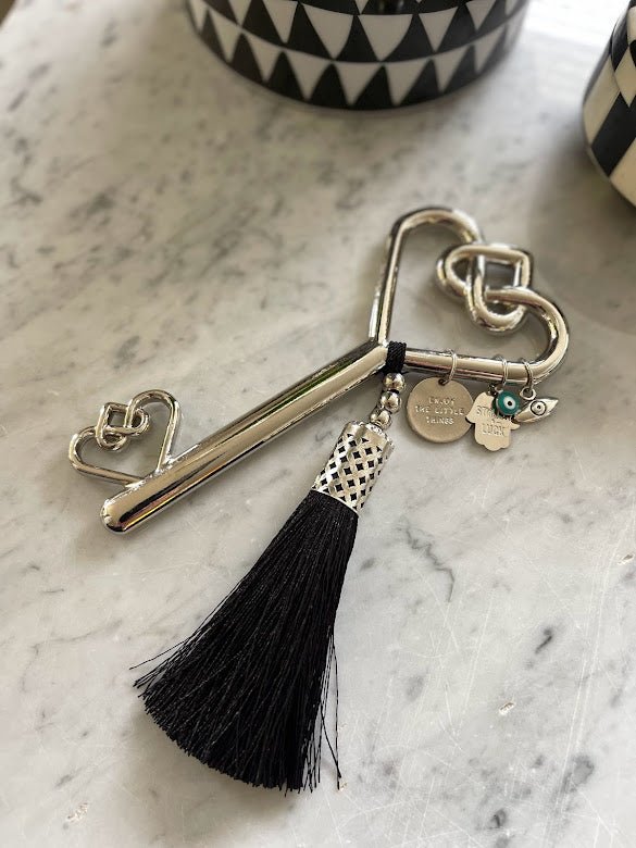 Lucky key • Decorative key • Wall hanging key • Housewarming gift • New home gift • Symbolic home decor • Spiritual home decor • Good luck charm • Boho wall decor • Meaningful gift • New beginnings gift • Made in Israel • Stylish Luck
מפתח מזל • מפתח לחנוכת בית • מפתח קישוטי • מפתח עם גדיל • סמלי מזל • שמירה לבית • מתנה לחנוכת בית • מתנה לבית חדש • מתנה משמעותית • קישוט לבית • Stylish Luck • עיצוב הבית • מיוצר בישראל