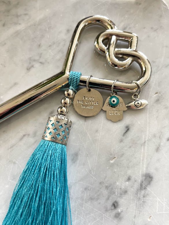 Lucky key • Decorative key • Wall hanging key • Housewarming gift • New home gift • Symbolic home decor • Spiritual home decor • Good luck charm • Boho wall decor • Meaningful gift • New beginnings gift • Made in Israel • Stylish Luck
מפתח מזל • מפתח לחנוכת בית • מפתח קישוטי • מפתח עם גדיל • סמלי מזל • שמירה לבית • מתנה לחנוכת בית • מתנה לבית חדש • מתנה משמעותית • קישוט לבית • Stylish Luck • עיצוב הבית • מיוצר בישראל