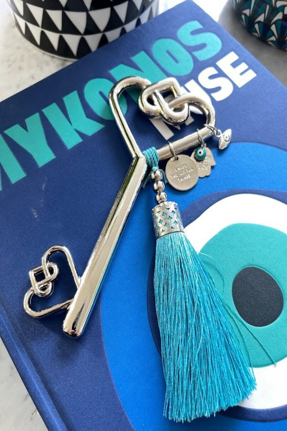Lucky key • Decorative key • Wall hanging key • Housewarming gift • New home gift • Symbolic home decor • Spiritual home decor • Good luck charm • Boho wall decor • Meaningful gift • New beginnings gift • Made in Israel • Stylish Luck
מפתח מזל • מפתח לחנוכת בית • מפתח קישוטי • מפתח עם גדיל • סמלי מזל • שמירה לבית • מתנה לחנוכת בית • מתנה לבית חדש • מתנה משמעותית • קישוט לבית • Stylish Luck • עיצוב הבית • מיוצר בישראל