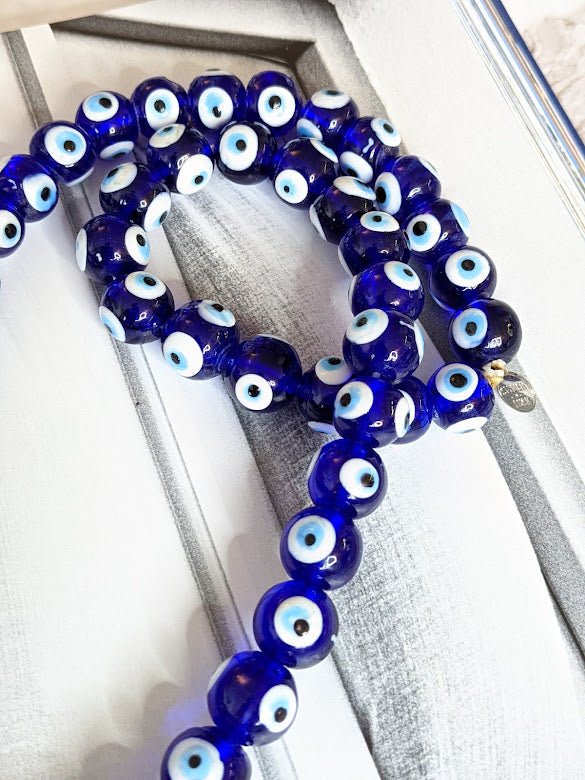 Evil eye bead strand • Blue evil eye • Glass bead evil eye • Handmade evil eye • Misbaha beads • Modern prayer beads • Table decor evil eye • Boho home decor • Evil eye protection • Mediterranean home decor • Housewarming gift • Meaningful gift • Stylish Luck • Made in Israel
שרשרת עין הרע • חרוזי עין • שרשרת חרוזי זכוכית • עין הרע לבית • קישוט שולחן • אובייקט עיצובי