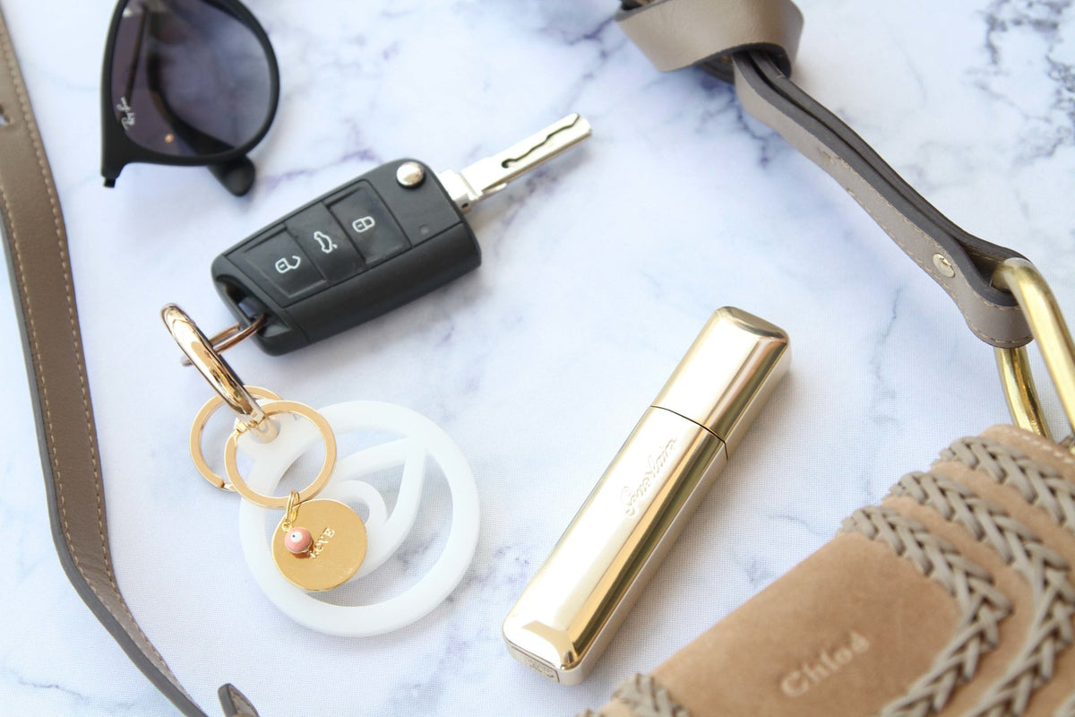 White elegant Evil eye key holder with Gold plated key holder - stylish luck home decor
מחזיק מפתחות עין • מחזיק מפתחות מעוצב • עין לשמירה • מחזיק מפתחות שקוף • מתנה קטנה • מתנה לאישה • מתנה לחברה • סמלי מזל • שמירה מעין הרע • Stylish Luck • מיוצר בישראל