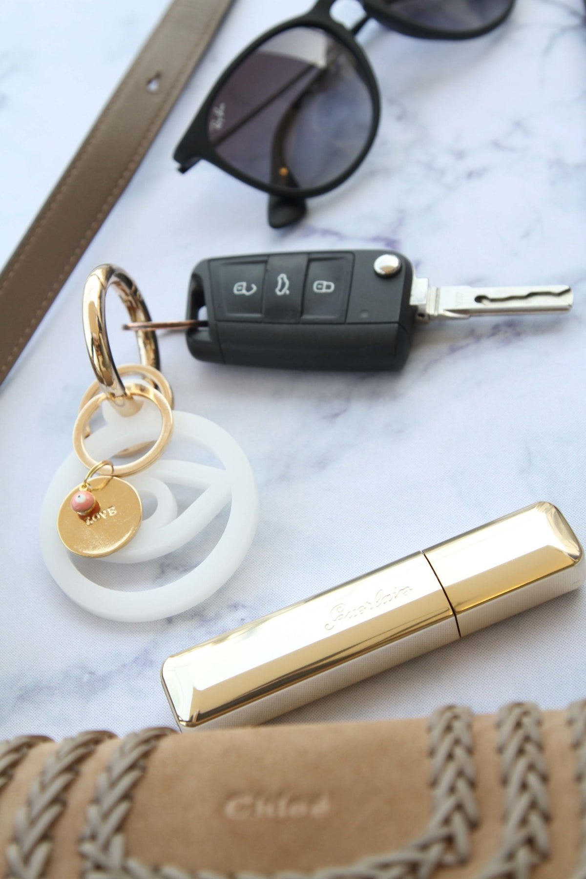 White elegant Evil eye key holder with Gold plated key holder - stylish luck home decor
מחזיק מפתחות עין • מחזיק מפתחות מעוצב • עין לשמירה • מחזיק מפתחות שקוף • מתנה קטנה • מתנה לאישה • מתנה לחברה • סמלי מזל • שמירה מעין הרע • Stylish Luck • מיוצר בישראל