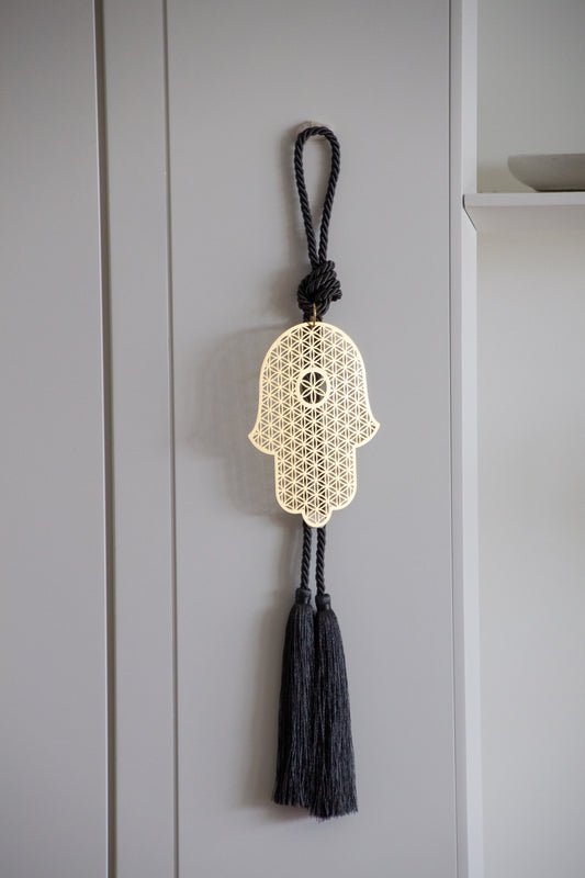 Hamsa wall hanging • Gold Hamsa • Flower of Life Hamsa • Hamsa home decor • Sacred geometry decor • Spiritual wall decor • Hamsa hand wall art • Boho wall hanging • Housewarming gift • Wedding gift • Meaningful gift • Made in Israel • Stylish Luck
חמסה לקיר • חמסה זהב • חמסת פרח החיים • חמסה מעוצבת • פרח החיים • סמלי מזל • שמירה לבית קישוט קיר • מתנה לחנוכת בית • מתנה לחתונה • אקססוריז לבית • עיצוב הבית • Stylish Luck • מיוצר בישראל