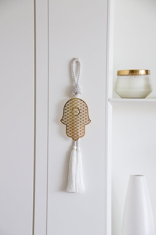Hamsa wall hanging • Gold Hamsa • Flower of Life Hamsa • Hamsa home decor • Sacred geometry decor • Spiritual wall decor • Hamsa hand wall art • Boho wall hanging • Housewarming gift • Wedding gift • Meaningful gift • Made in Israel • Stylish Luck
חמסה לקיר • חמסה זהב • חמסת פרח החיים • חמסה מעוצבת • פרח החיים • סמלי מזל • שמירה לבית קישוט קיר • מתנה לחנוכת בית • מתנה לחתונה • אקססוריז לבית • עיצוב הבית • Stylish Luck • מיוצר בישראל