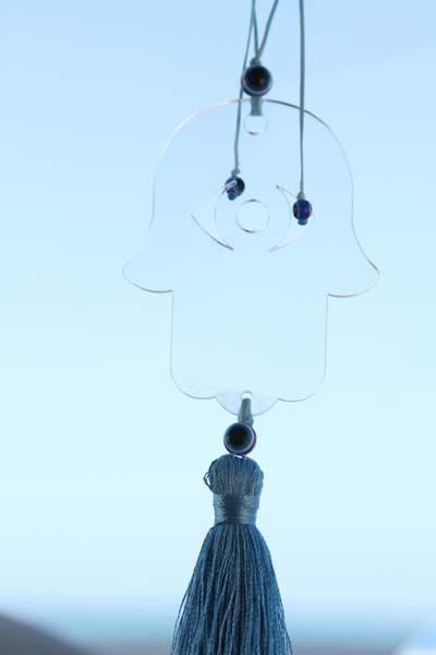 Clear acrylic car charm Hamsa Hanging with white tassel - stylish luck home decor תליון רכב • תליון רכב חמסה • חמסה לרכב • שמירה לרכב • תליון לרכב מעוצב • עין לרכב • סמלי מזל • מתנה לרכב חדש • מתנה לנהג חדש • Stylish Luck • מיוצר בישראל