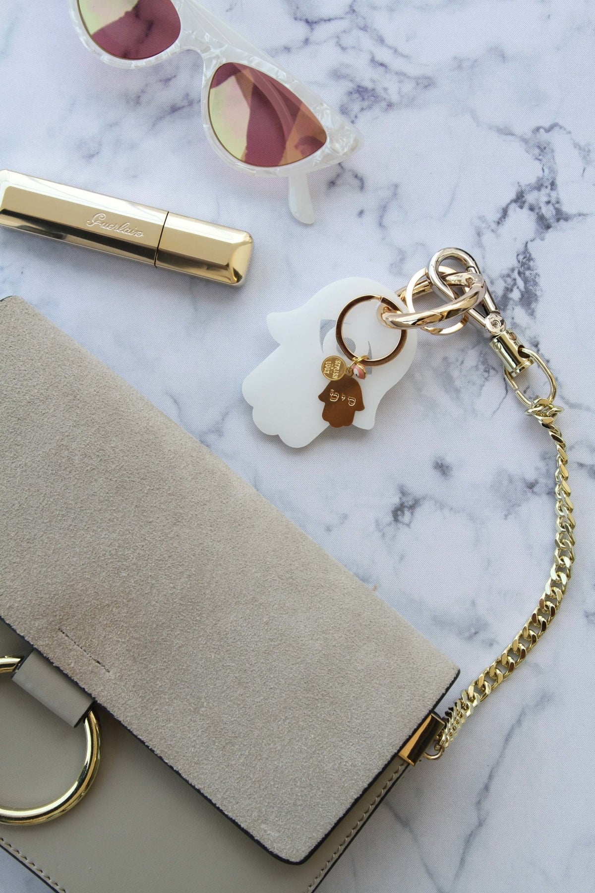 Gold plated key holder & Hamsa with evil eye with white acrylic Hamsa - stylish luck home decor
מחזיק מפתחות חמסה שחורה מפרספקס עם תליוני חמסה זהב ועין
מחזיק מפתחות חמסה • מחזיק מפתחות מעוצב • חמסה לשמירה • מחזיק מפתחות עין • מתנה קטנה • מתנה לאישה • מתנה לחברה • סמלי מזל • Stylish Luck • מיוצר בישראל