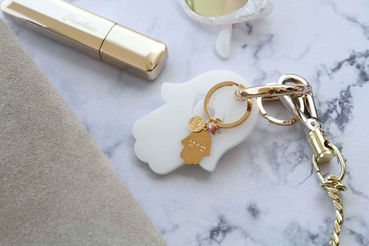 Gold plated key holder & Hamsa with evil eye with white acrylic Hamsa - stylish luck home decor
מחזיק מפתחות חמסה שחורה מפרספקס עם תליוני חמסה זהב ועין
מחזיק מפתחות חמסה • מחזיק מפתחות מעוצב • חמסה לשמירה • מחזיק מפתחות עין • מתנה קטנה • מתנה לאישה • מתנה לחברה • סמלי מזל • Stylish Luck • מיוצר בישראל