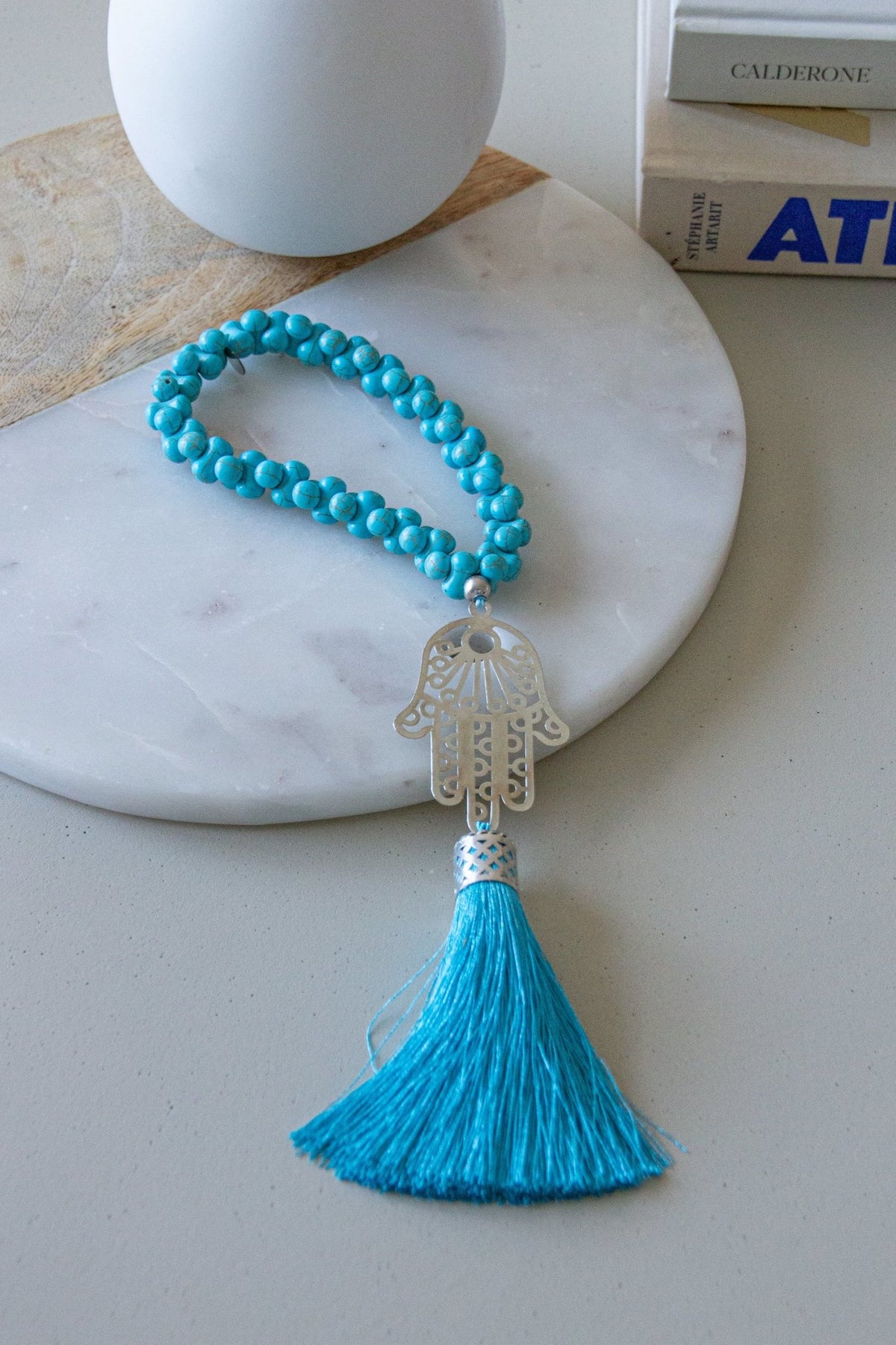 Hamsa wall hanging • Silver Hamsa • Howlite Hamsa • Turquoise stone Hamsa • Hamsa home decor • Spiritual wall decor • Boho wall hanging • Meditation room decor • Protection charm • Healing stones • Housewarming gift • Made in Israel • Stylish Luck
חמסה לקיר • חמסה כסף • חמסה עם היולייט • אבני היולייט • חמסה מעוצבת • סמלי מזל • שמירה לבית מתנה לחנוכת בית • מתנה ללידה • אבני חן • Stylish Luck •