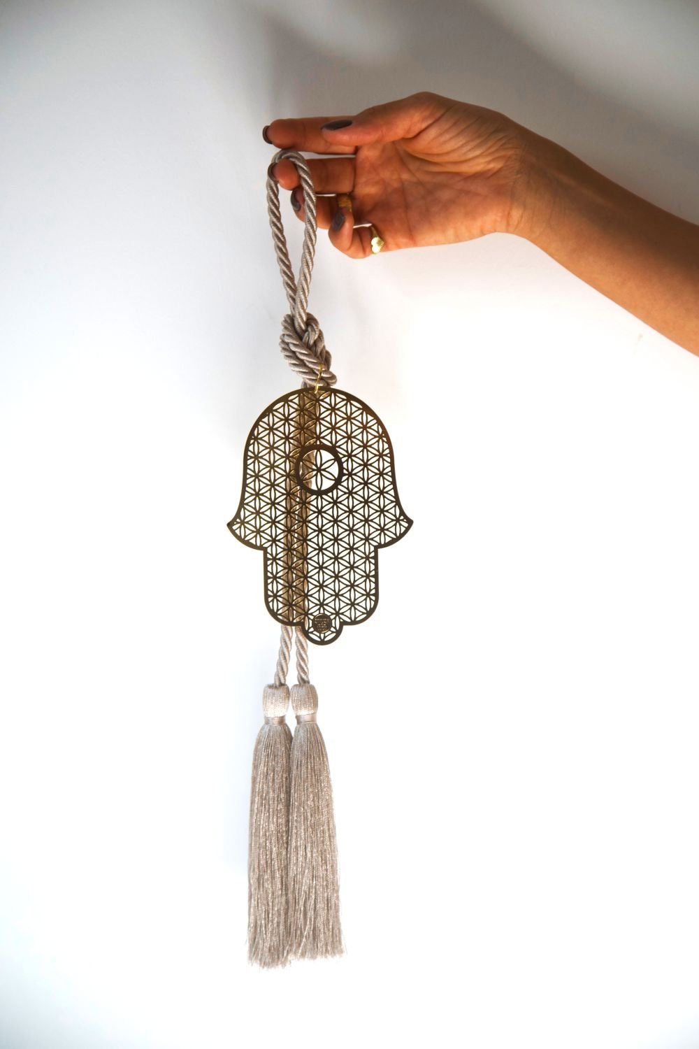 Hamsa wall hanging • Gold Hamsa • Flower of Life Hamsa • Hamsa home decor • Sacred geometry decor • Spiritual wall decor • Hamsa hand wall art • Boho wall hanging • Housewarming gift • Wedding gift • Meaningful gift • Made in Israel • Stylish Luck
חמסה לקיר • חמסה זהב • חמסת פרח החיים • חמסה מעוצבת • פרח החיים • סמלי מזל • שמירה לבית קישוט קיר • מתנה לחנוכת בית • מתנה לחתונה • אקססוריז לבית • עיצוב הבית • Stylish Luck • מיוצר בישראל
