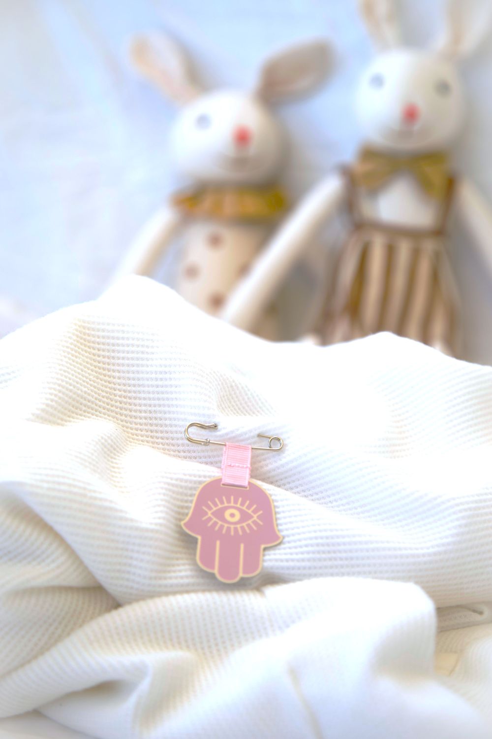 Stroller pin • Baby girl stroller pin • Hamsa pin • Pink Hamsa charm • Baby protection pin • Evil eye baby pin • Newborn protection • New baby girl gift • Baby shower gift • Pink nursery accessory • Stylish Luck • Made in Israel
סיכה לעגלה • סיכת חמסה לעגלה • סיכה לתינוקת • חמסה ורודה • שמירה לתינוקת • שמירה מעין הרע 
מתנה ללידת בת • מתנה לבריתה • מתנה לאמא טרייה • סמלי שמירה • Stylish Luck • 