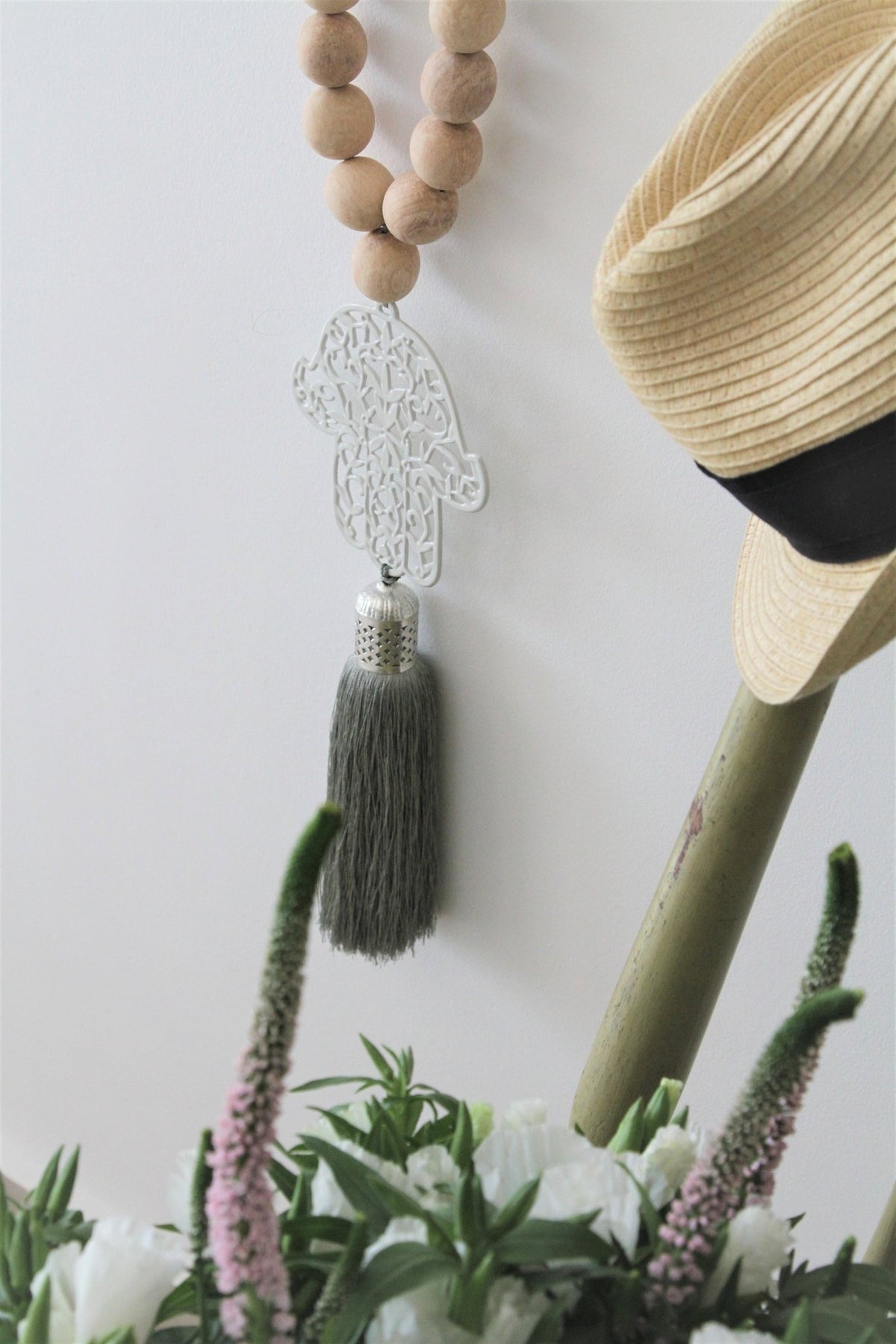 Boho hamsa wood beads strung with white cream Hamsa with sage green tassel - stylish-luck-home-decor 
חמסה לקיר • חמסה כסופה • חמסה עם חרוזי עץ • חמסה מעוצבת • חמסה לתלייה • תכשיט קיר • סמלי מזל • שמירה לבית • מתנה לחנוכת בית • אקססוריז לבית • Stylish Luck • עיצוב הבית • מיוצר בישראל
 