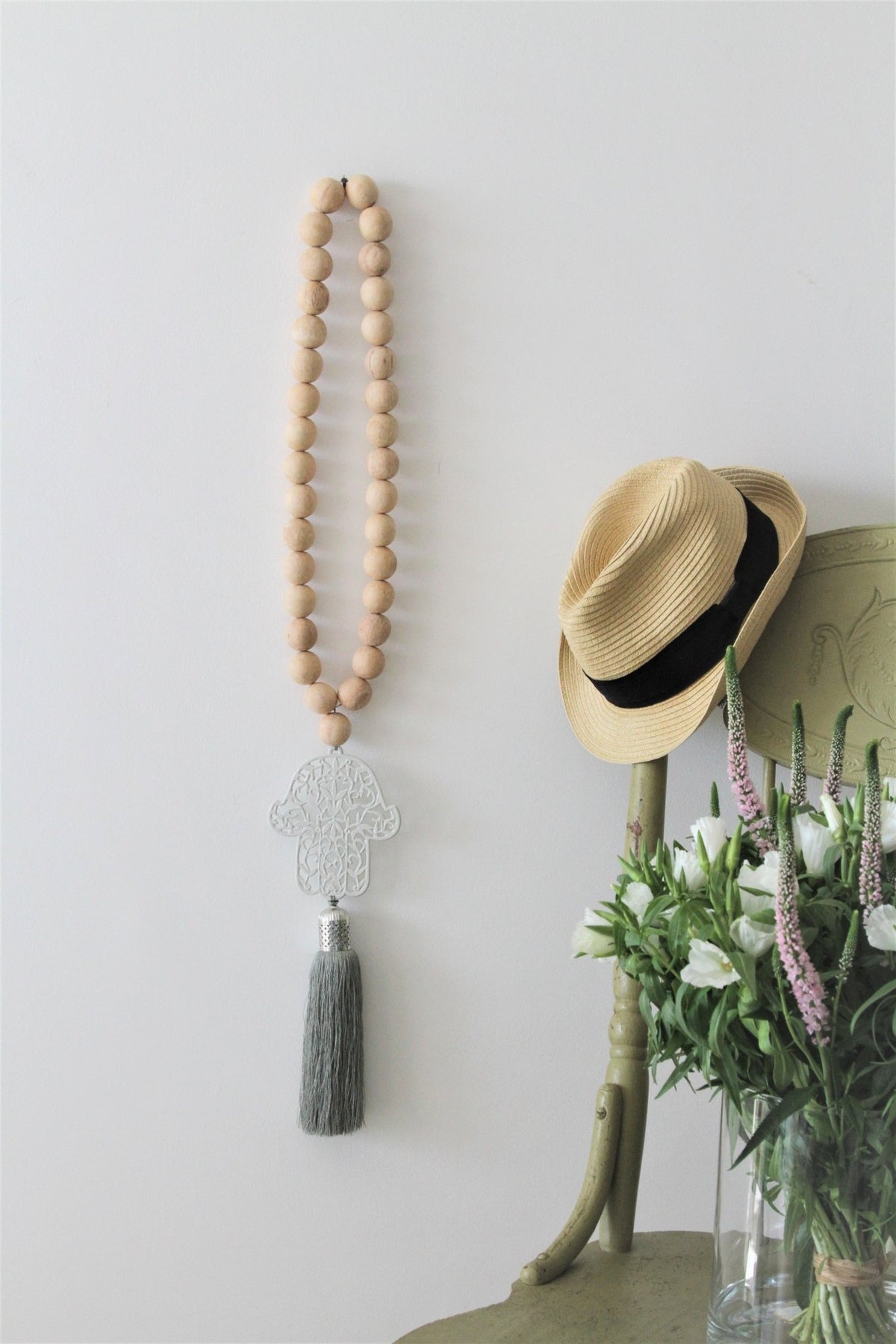 Boho wood beads strung with white cream Hamsa with sage green tassel - stylish-luck-home-decor
חמסה לקיר • חמסה כסופה • חמסה עם חרוזי עץ • חמסה מעוצבת • חמסה לתלייה • תכשיט קיר • סמלי מזל • שמירה לבית • מתנה לחנוכת בית • אקססוריז לבית • Stylish Luck • עיצוב הבית • מיוצר בישראל

