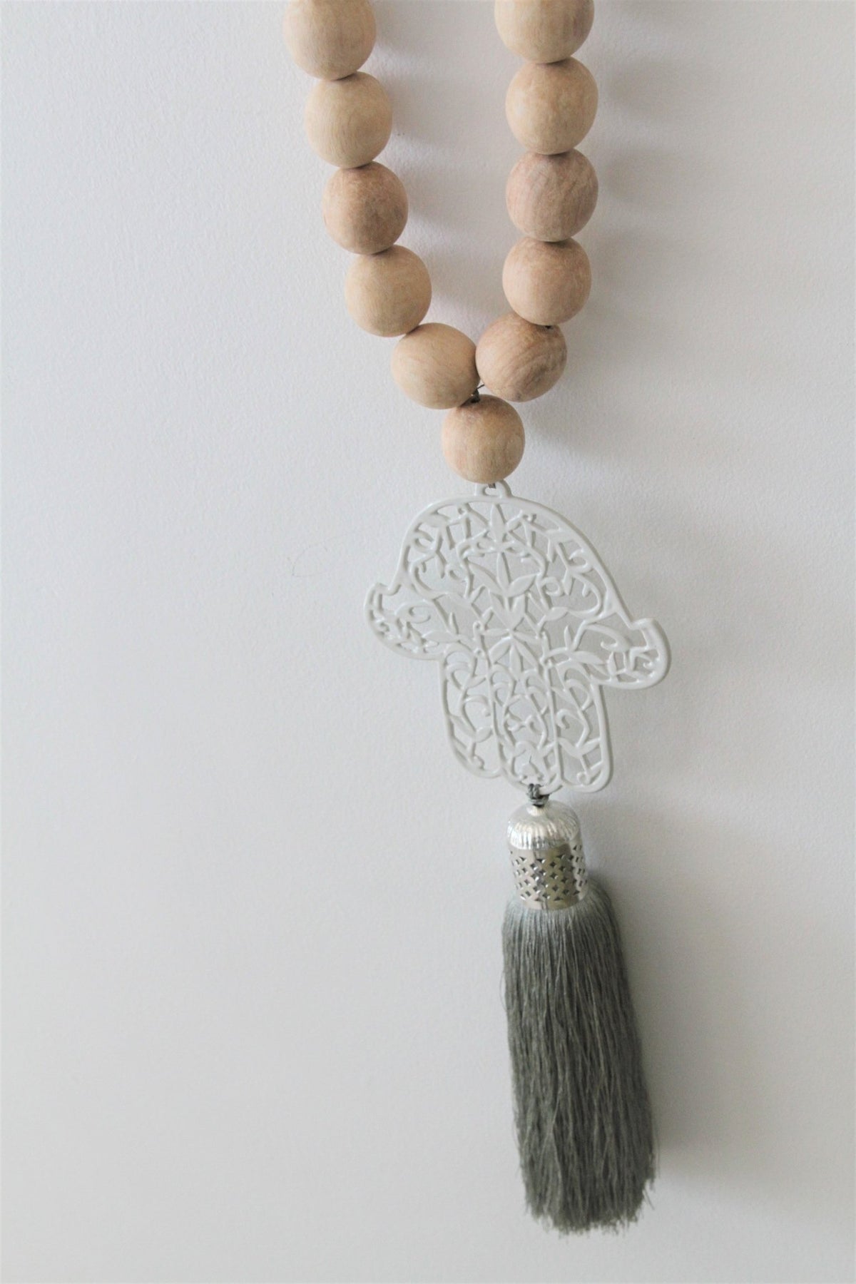 Boho hamsa wood beads strung with white cream Hamsa with sage green tassel - stylish-luck-home-decor 
חמסה לקיר • חמסה כסופה • חמסה עם חרוזי עץ • חמסה מעוצבת • חמסה לתלייה • תכשיט קיר • סמלי מזל • שמירה לבית • מתנה לחנוכת בית • אקססוריז לבית • Stylish Luck • עיצוב הבית • מיוצר בישראל
 