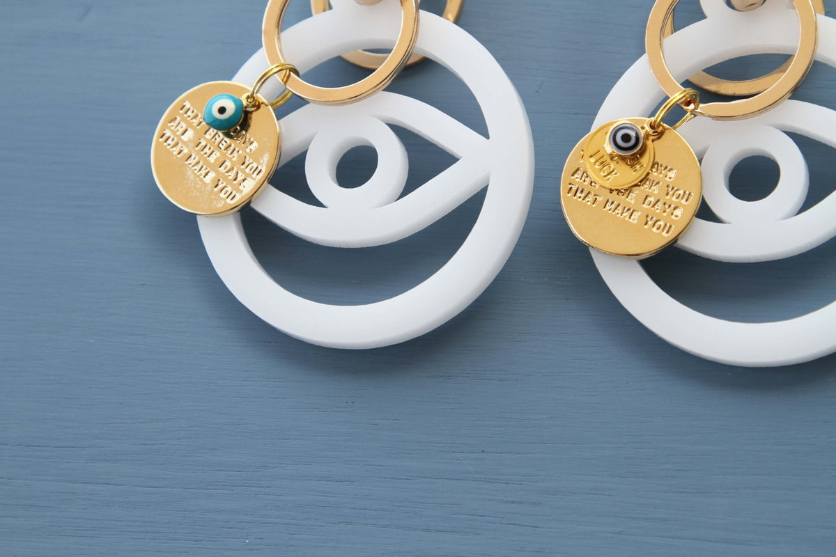 White elegant Evil eye key holder with Gold plated key holder - stylish luck home decor 
מחזיק מפתחות עין • מחזיק מפתחות מעוצב • עין לשמירה • מחזיק מפתחות שקוף • מתנה קטנה • מתנה לאישה • מתנה לחברה • סמלי מזל • שמירה מעין הרע • Stylish Luck • מיוצר בישראל

