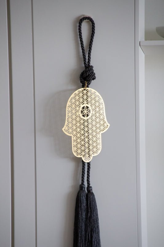 Hamsa wall hanging • Gold Hamsa • Flower of Life Hamsa • Hamsa home decor • Sacred geometry decor • Spiritual wall decor • Hamsa hand wall art • Boho wall hanging • Housewarming gift • Wedding gift • Meaningful gift • Made in Israel • Stylish Luck
חמסה לקיר • חמסה זהב • חמסת פרח החיים • חמסה מעוצבת • פרח החיים • סמלי מזל • שמירה לבית קישוט קיר • מתנה לחנוכת בית • מתנה לחתונה • אקססוריז לבית • עיצוב הבית • Stylish Luck • מיוצר בישראל
