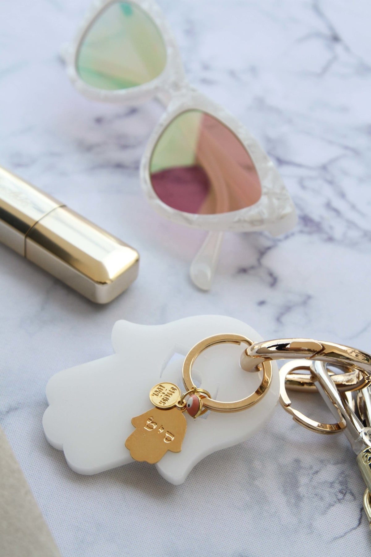 Gold plated key holder & Hamsa with evil eye with white acrylic Hamsa - stylish luck home decor
מחזיק מפתחות חמסה שחורה מפרספקס עם תליוני חמסה זהב ועין
מחזיק מפתחות חמסה • מחזיק מפתחות מעוצב • חמסה לשמירה • מחזיק מפתחות עין • מתנה קטנה • מתנה לאישה • מתנה לחברה • סמלי מזל • Stylish Luck • מיוצר בישראל
