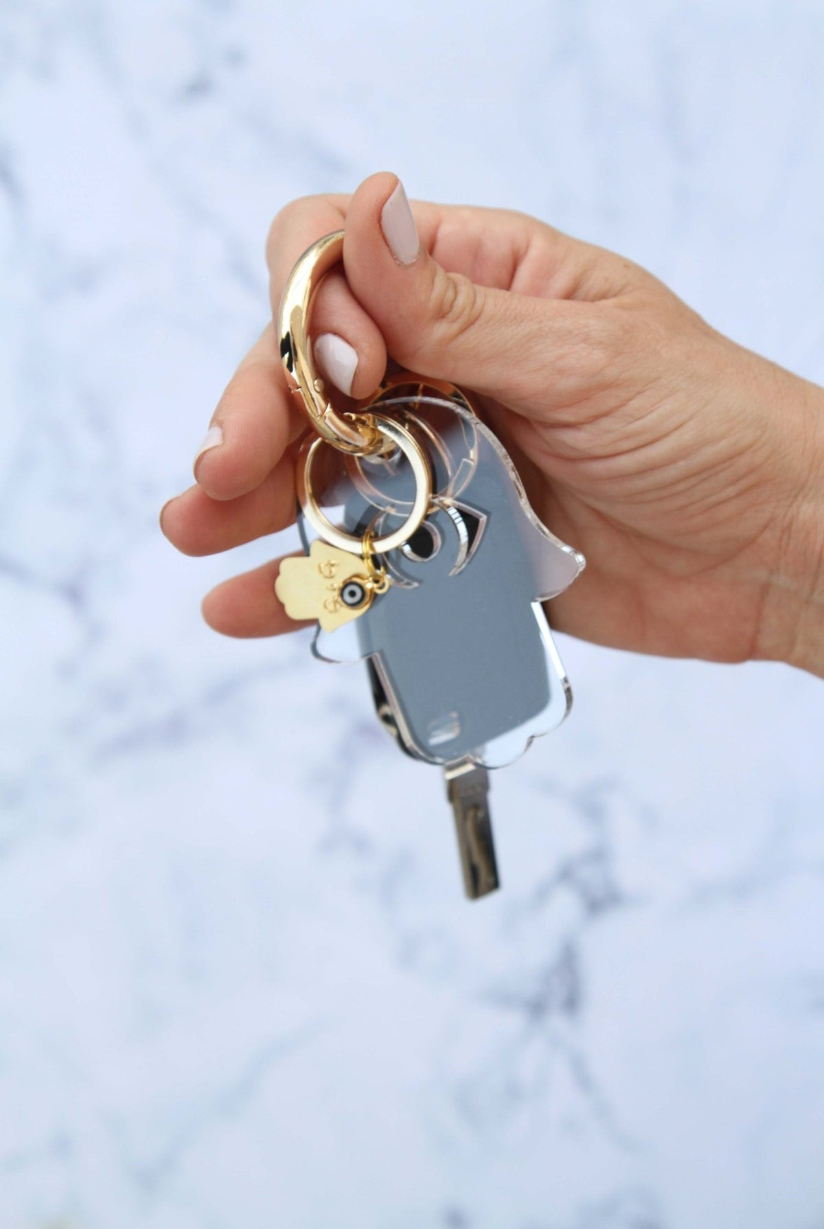 Gold plated key holder & Hamsa with evil eye with white acrylic Hamsa - stylish luck home decor
מחזיק מפתחות חמסה שחורה מפרספקס עם תליוני חמסה זהב ועין
מחזיק מפתחות חמסה • מחזיק מפתחות מעוצב • חמסה לשמירה • מחזיק מפתחות עין • מתנה קטנה • מתנה לאישה • מתנה לחברה • סמלי מזל • Stylish Luck • מיוצר בישראל

